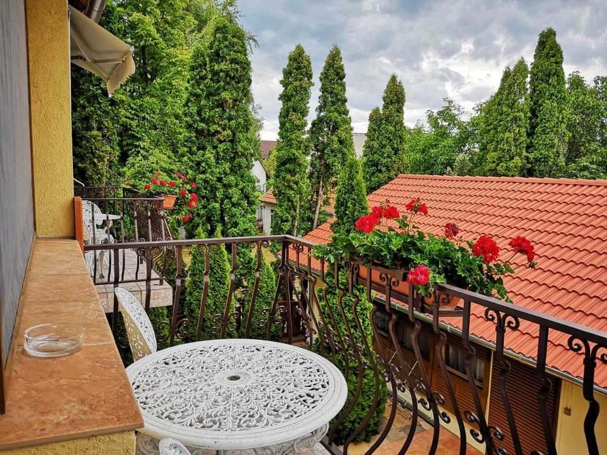Bed and Breakfast Júlia Panzió Hajdúszoboszló Exterior foto