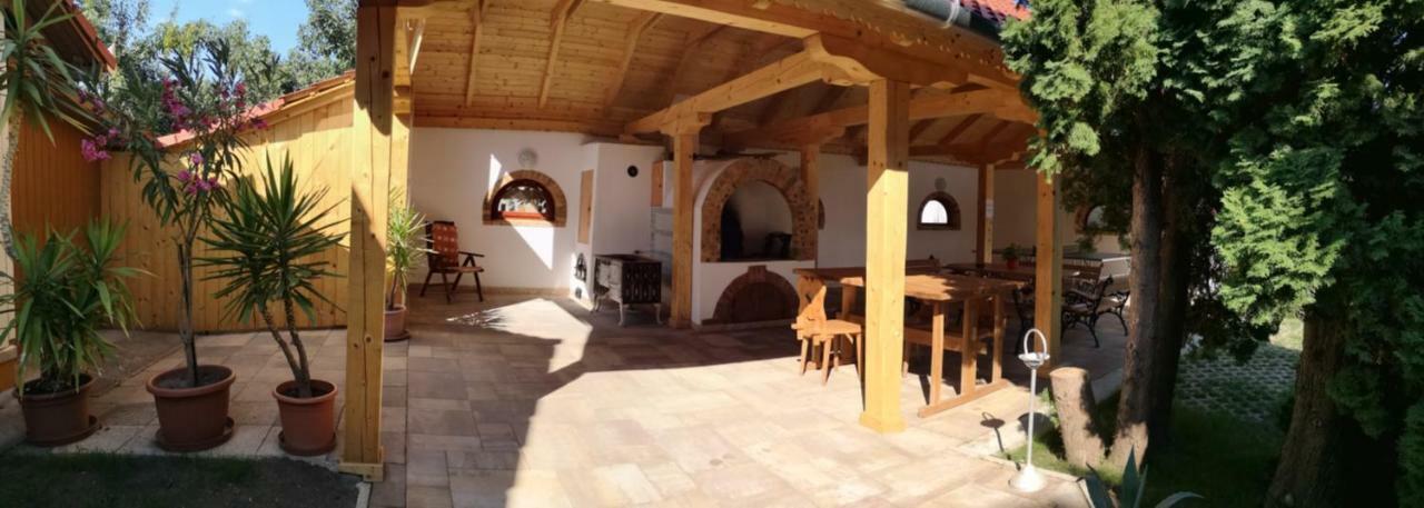 Bed and Breakfast Júlia Panzió Hajdúszoboszló Exterior foto