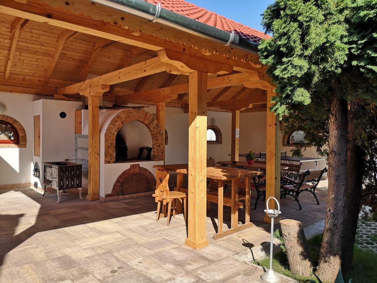 Bed and Breakfast Júlia Panzió Hajdúszoboszló Exterior foto