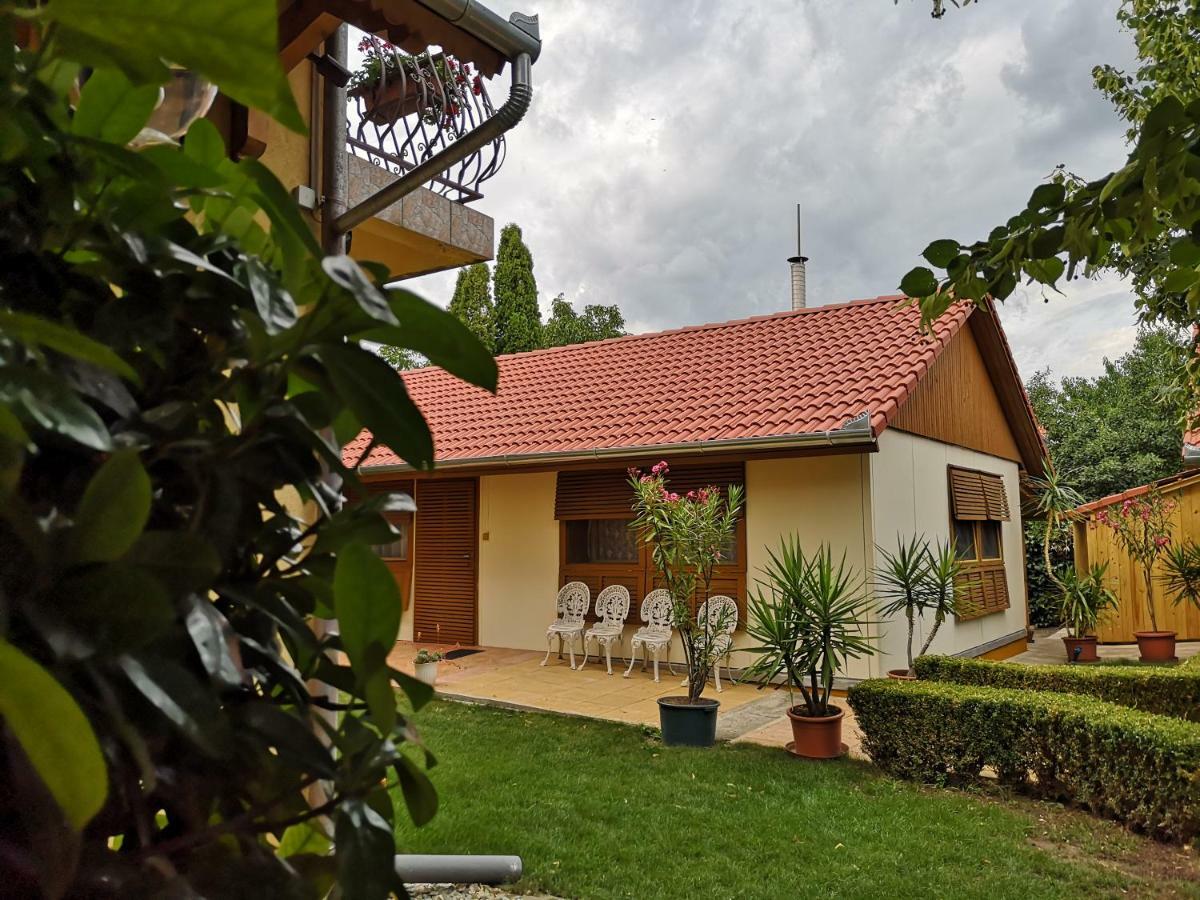 Bed and Breakfast Júlia Panzió Hajdúszoboszló Exterior foto